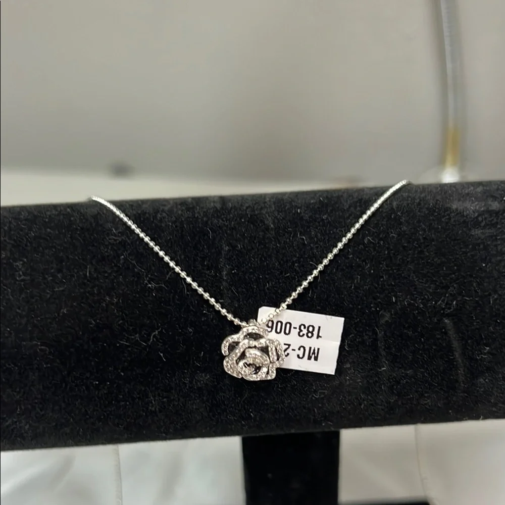 Elegant Silver Necklace with Rose Pendant - Picture 4 of 4